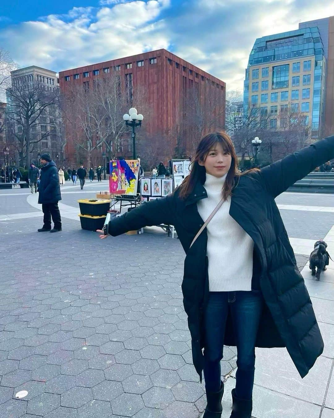 村上麻莉奈のインスタグラム：「ニューヨーク旅行記はいったんこれでラストです！お付き合いいただきありがとうございました😊  エッサベーグルの行列に朝から並んでみたりチェルシーマーケットで買い物したり、その他も色々楽しかったー☺️ 食べ物はどれもサイズが大きくてその場で食べきれずいったん持って帰って冷蔵庫入れてまた夜食べたりしてました🍰🥯🛍笑 ・ ・ ・ #ニューヨーク旅行#ニューヨーク旅行記#アメリカ旅行#海外旅行#ニューヨークチーズケーキ#ベーグル#エッサベーグル#チェルシーマーケット#ニューヨーク公共図書館#ジャズバー#バードランド#ブルックリンブリッジ」