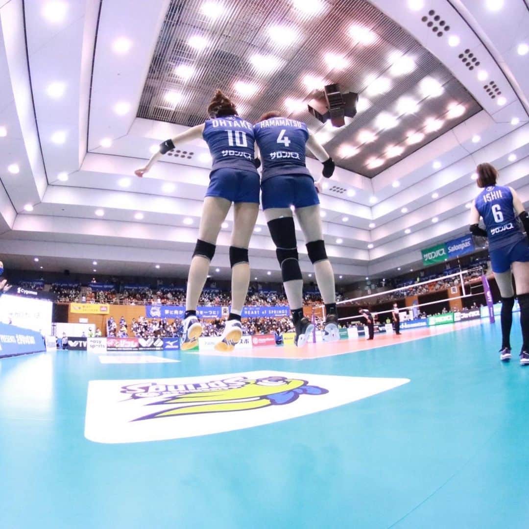 大竹里歩のインスタグラム：「💮 この佐賀プラザ総合体育館でやる HOMEGAMEは最後だった今大会✨  たくさんの方にお越し頂き みなさんのご声援のおかげで２連勝出来ました🙌  ひとりひとりのチームに対する想いや ファンの方々のスプリングスへの想いが 熱くひしひしと感じ取れる2日間でした💙  リーグも後半戦!! ３ＬＥＧもチーム力で頑張ります🔥  #はまとのルーティンの完成度高い #ベンチ組の円陣も熱い #サポートメンバー最高すぎる #来れなかったメンバーも共に笑 #ハルちゃんってメジロなの今知りました #久光スプリングス」