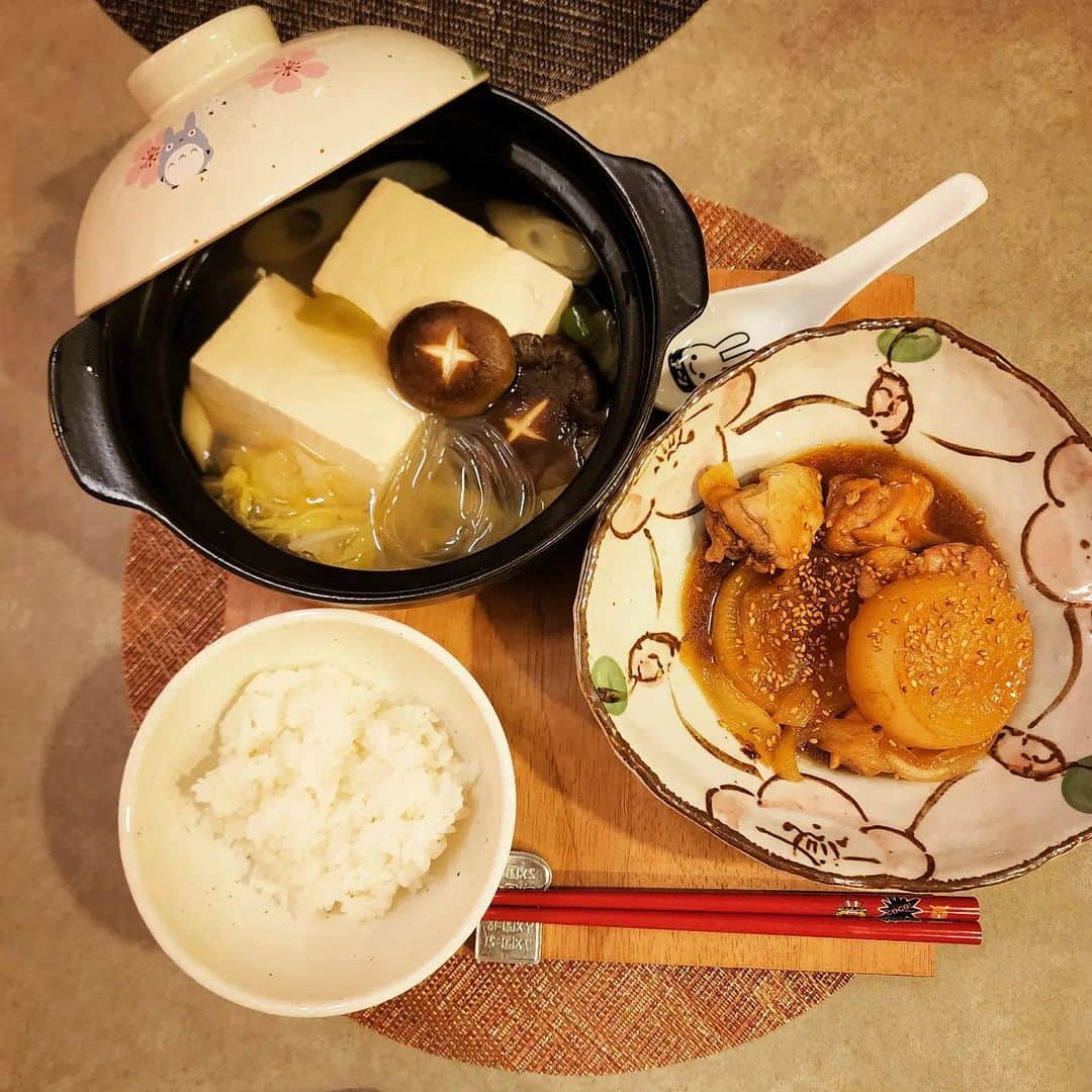 兎味ペロリナさんのインスタグラム写真 - (兎味ペロリナInstagram)「最近忙しくてぜんぜん自炊できてない👹  買い物からお皿洗いまで考えると、早くて3時間、手間のかかる料理だとトータル4時間はかかる…  二人ぶんでこうなのに、家族たくさんいる人ほんとすごい…😵‍💫  写真は前に作っただいこんと鶏の生姜煮、湯豆腐♨️  #ぺ料理 #おうちごはん #和食 #japanesefood」2月6日 19時24分 - perolina_usami