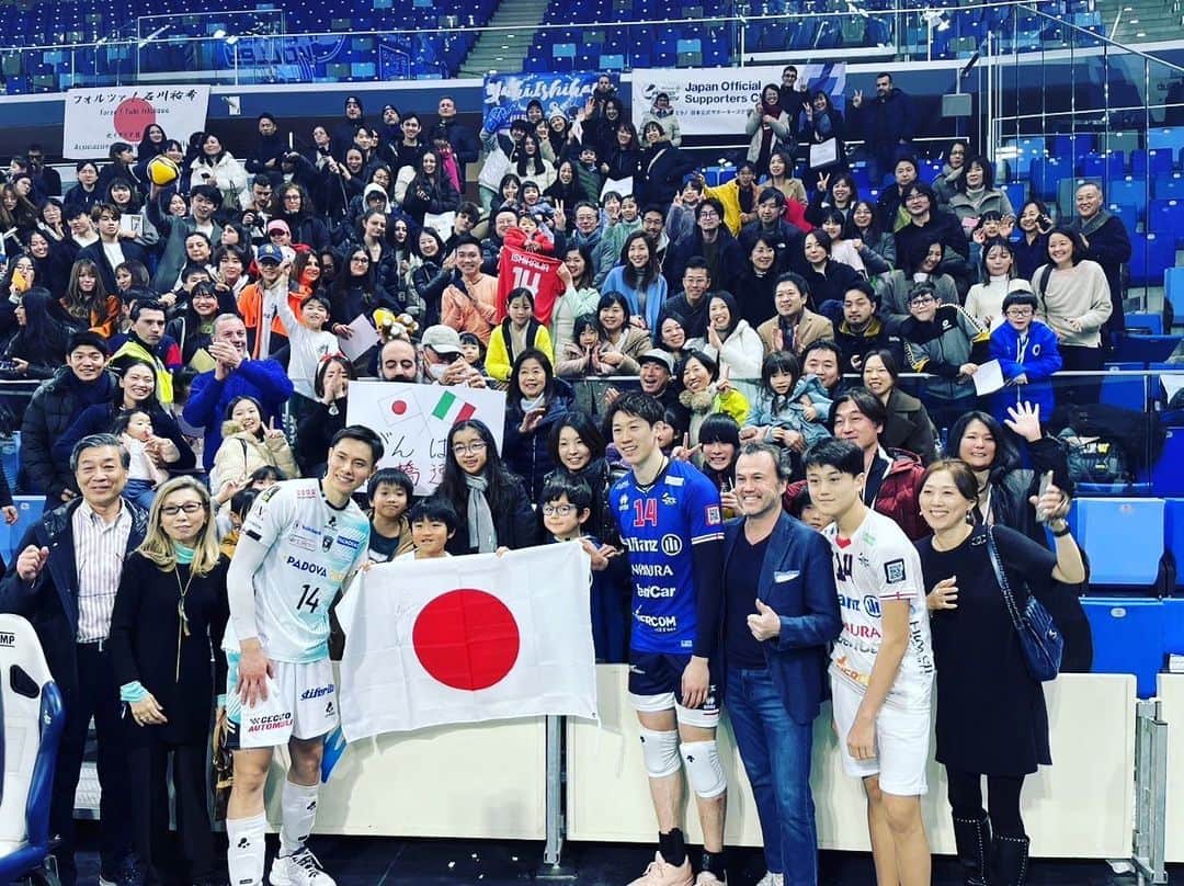 髙橋藍さんのインスタグラム写真 - (髙橋藍Instagram)「会場に来ていただいた皆さん、日本からの沢山の応援ありがとうございました！  日本で試合をしている感覚でした！  最後少し時間がなくバタバタしてしまいましたが皆さんまたお会いしましょう！ 成長した姿をまたお見せできるように頑張ります！ 会場でお待ちしてます👍  祐希さんありがとうございました！ またね〜😊」2月6日 19時24分 - ran.volleyball0902