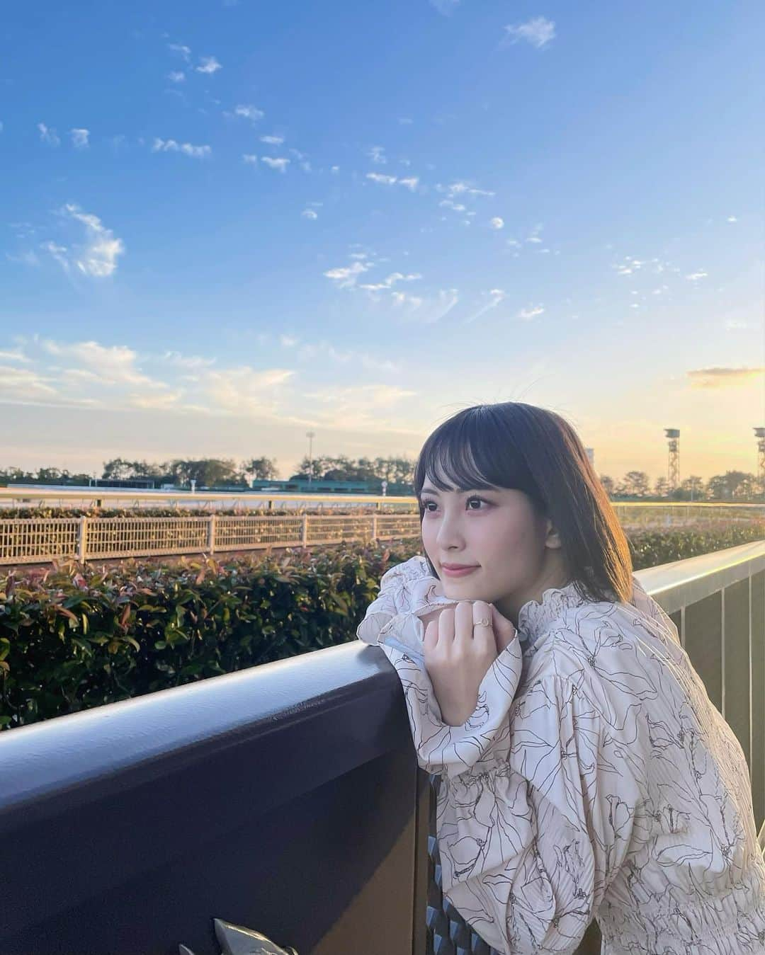 森田真理華のインスタグラム：「初めての中京競馬場🥂 プライベートで行ってきました🧸  きさらぎ賞で3連単を初的中できたり、 トレセン取材時代から仲良くしてもらってる 三浦凪沙ちゃん家の子、リーゼントフラムの勝利を 目の前で見れたり 忘れられない中京遠征になりました🫶  関係ないんだけど、 晴れた日曜の最終レース後の この景色がすきでよく黄昏てる🐴 土日の戦いが全部終わったー！って感じがするの！ (伝われぇ〜！)(早く帰りましょう)  観光もしたからまた更新するね☺️  #中京競馬場##中京#競馬場#名古屋#きさらぎ賞  #フリームファクシ#リーゼントフラム #森田真理華」