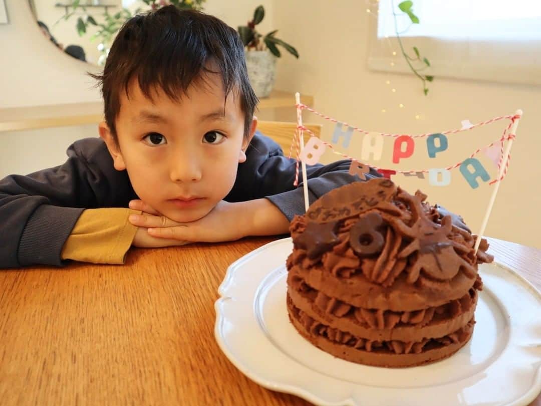 本仮屋リイナのインスタグラム：「長男６歳に😭🎊✨ 「算数を上手にできるように！」と言いながら、ろうそくを吹き消していて、勉強に関するお願い事をするなんて！なんと立派に成長しているんだ、と込み上げました😭(日常からいちいち込み上げてるけど、それ以上に) 前にも後ろにもある寝癖まで愛おしい...ますます健やかに、朗らかに、大きくなってね☺️🌿 #ケーキの隣にある黒い箱はプレゼントのカメラ付きドローン✈️ #かっこい動画を作りたいそう #パパに憧れてるのかな #時差投稿」