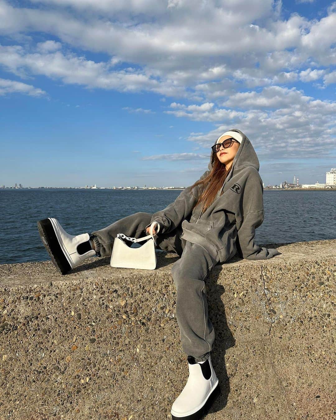なかむらあんさんのインスタグラム写真 - (なかむらあんInstagram)「ラフでお洒落に着れる洋服だいすき🌞  こないだ販売して即完売してたセットアップが明日、明後日の2日間限定で予約販売してるよ♥️ ・ ・ ・ #低身長コーデ #ストリートコーデ #海」2月6日 19時50分 - popotsun_1127