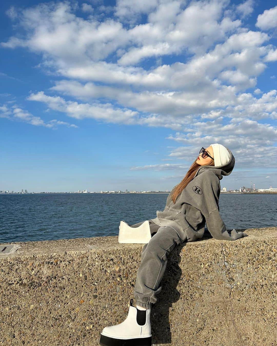 なかむらあんさんのインスタグラム写真 - (なかむらあんInstagram)「ラフでお洒落に着れる洋服だいすき🌞  こないだ販売して即完売してたセットアップが明日、明後日の2日間限定で予約販売してるよ♥️ ・ ・ ・ #低身長コーデ #ストリートコーデ #海」2月6日 19時50分 - popotsun_1127