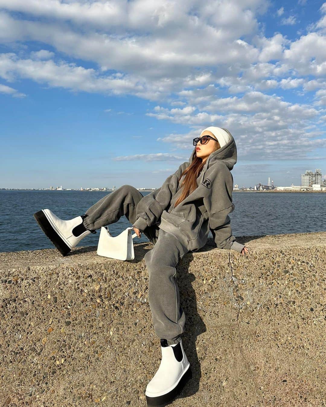 なかむらあんさんのインスタグラム写真 - (なかむらあんInstagram)「ラフでお洒落に着れる洋服だいすき🌞  こないだ販売して即完売してたセットアップが明日、明後日の2日間限定で予約販売してるよ♥️ ・ ・ ・ #低身長コーデ #ストリートコーデ #海」2月6日 19時50分 - popotsun_1127