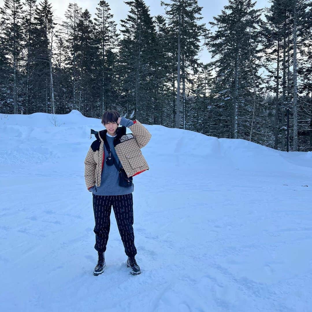 はじめしゃちょーのインスタグラム：「最近北海道行ってきたのでぜひメインチャンネルで動画お楽しみに…！✈️」