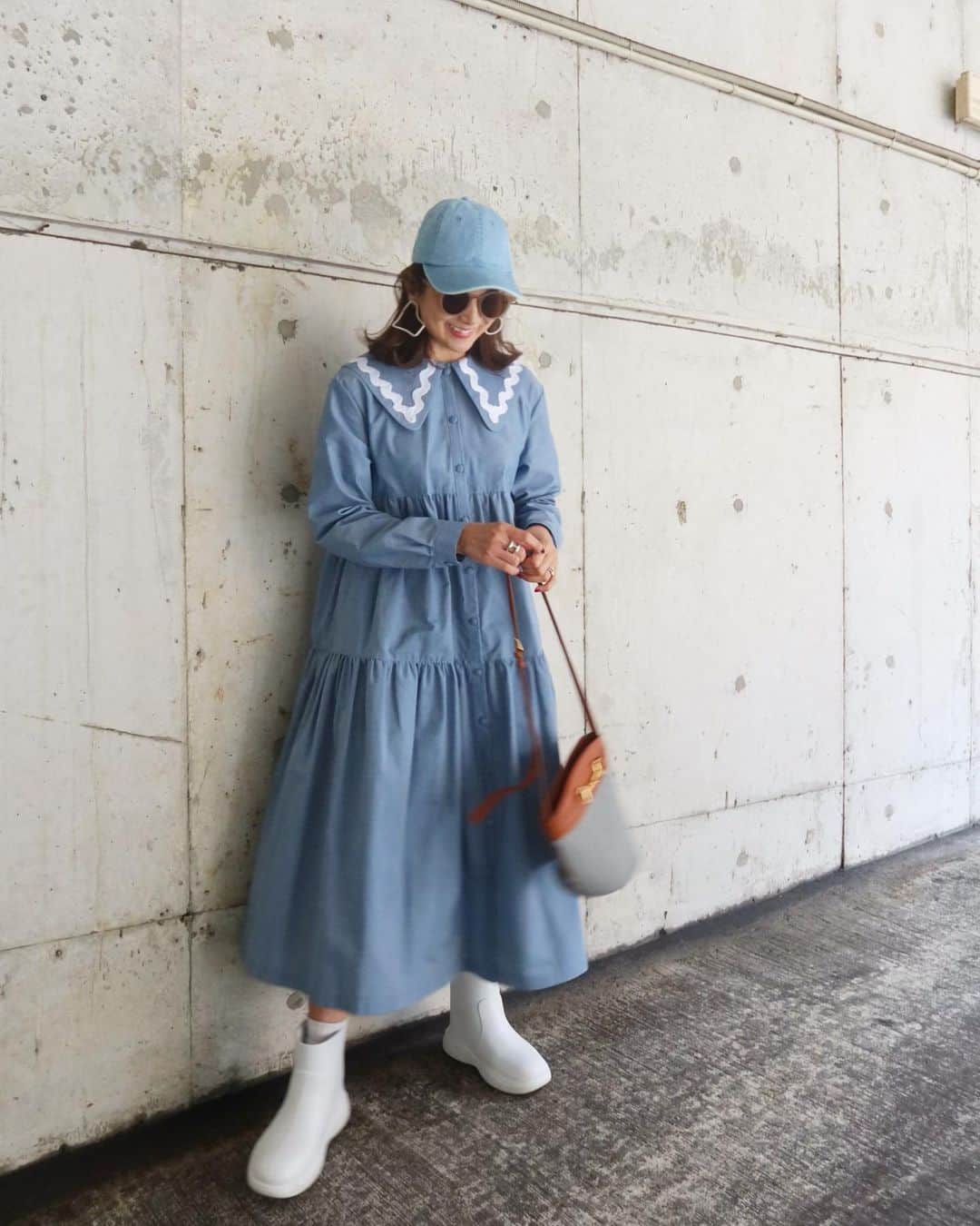 Mai Wakimizuのインスタグラム：「以前大人気だったコード刺繍ブラウスのワンピースバージョンが登場します＼(^o^)／ボリュームたっぷりのティアードシルエットを、春になると急に取り入れたくなるdenimカラーで作りました♡襟はブラウスの時と同様ラウンドとセーラーで前後共に楽しめる♡可愛すぎるのが苦手な方にはこんな感じでキャップを被ってスポーツミックスなコーデがお勧め♡このワンピース着ると一気に春めいて気分上がった♡ dress:#linkable @linkable_official (今週9日発売予定)」