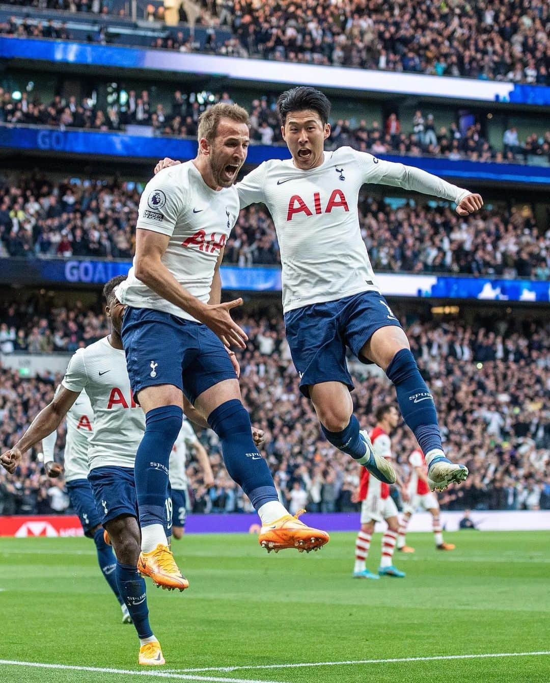 ソン・フンミンさんのインスタグラム写真 - (ソン・フンミンInstagram)「Congratulations on this amazing record @harrykane it is an honour for me to play by your side. This is a reward for how much practice and work you put in everyday. So many goals scored and so many more to come!! 😁 #COYS」2月6日 20時01分 - hm_son7