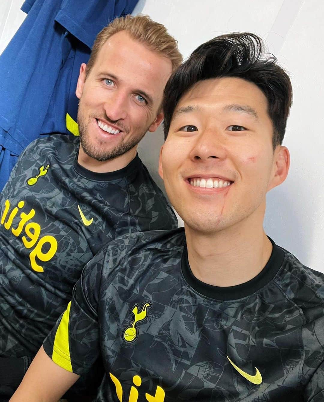 ソン・フンミンさんのインスタグラム写真 - (ソン・フンミンInstagram)「Congratulations on this amazing record @harrykane it is an honour for me to play by your side. This is a reward for how much practice and work you put in everyday. So many goals scored and so many more to come!! 😁 #COYS」2月6日 20時01分 - hm_son7