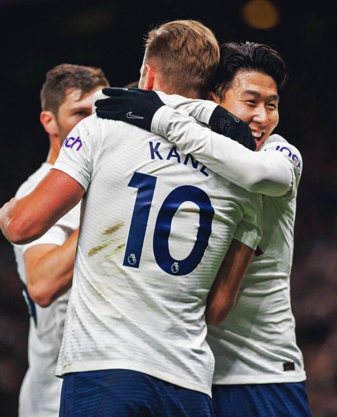 ソン・フンミンさんのインスタグラム写真 - (ソン・フンミンInstagram)「Congratulations on this amazing record @harrykane it is an honour for me to play by your side. This is a reward for how much practice and work you put in everyday. So many goals scored and so many more to come!! 😁 #COYS」2月6日 20時01分 - hm_son7