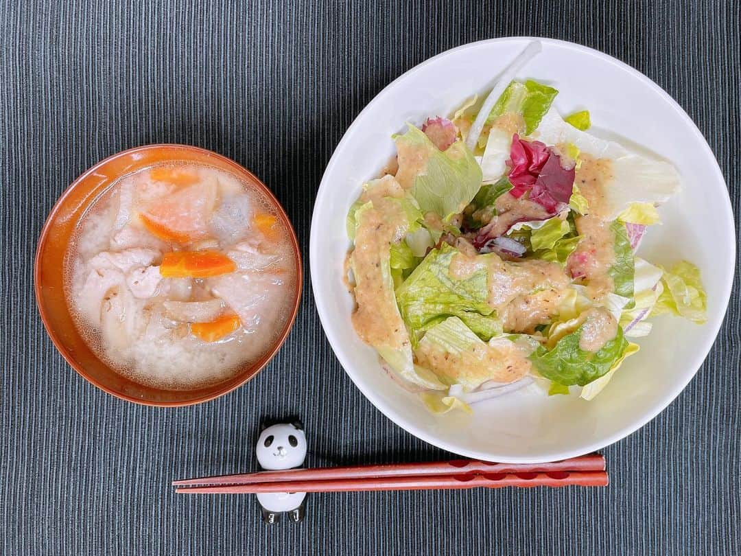 高橋萌のインスタグラム：「今日の夜ご飯は頂いた"薩摩のさつま"づくし！！！  ・さつま町の無添加ドレッシングのサラダ ・日之出みその麦味噌豚汁 そして食後には ・さつま茶日和のお茶  地域ブランドです🥺💓 どれも美味しくて大満足🍴  鹿児島行ってみたいな〜🛩  #薩摩のさつま  #地域ブランド  #さつま町」