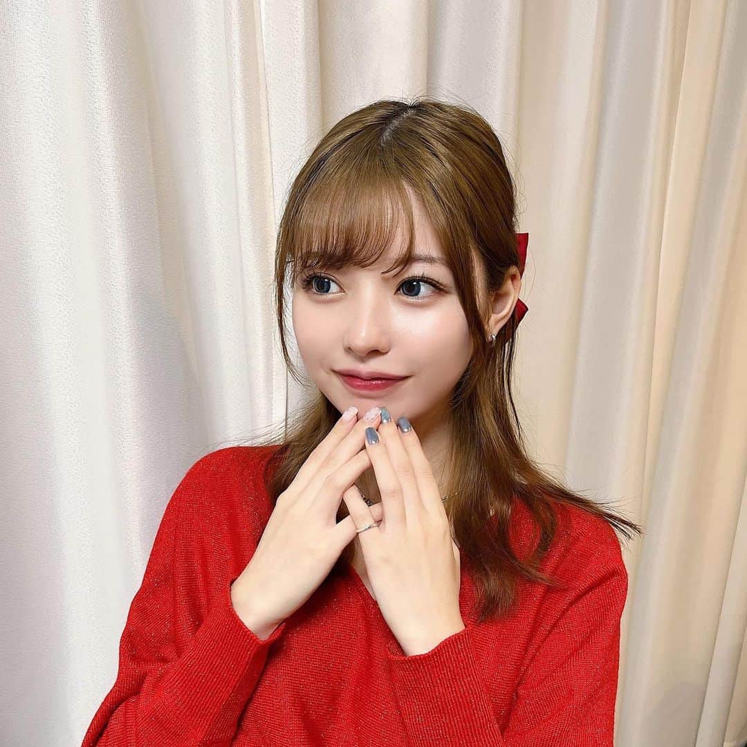 sarimaru(国木田さりまる)のインスタグラム：「カラコンマツエクネイルを全て新しくして髪色も明るくなって大幅にイメチェンしてみました🤭🎀  先取りバレンタインデーっぽい服装🍫❤️」
