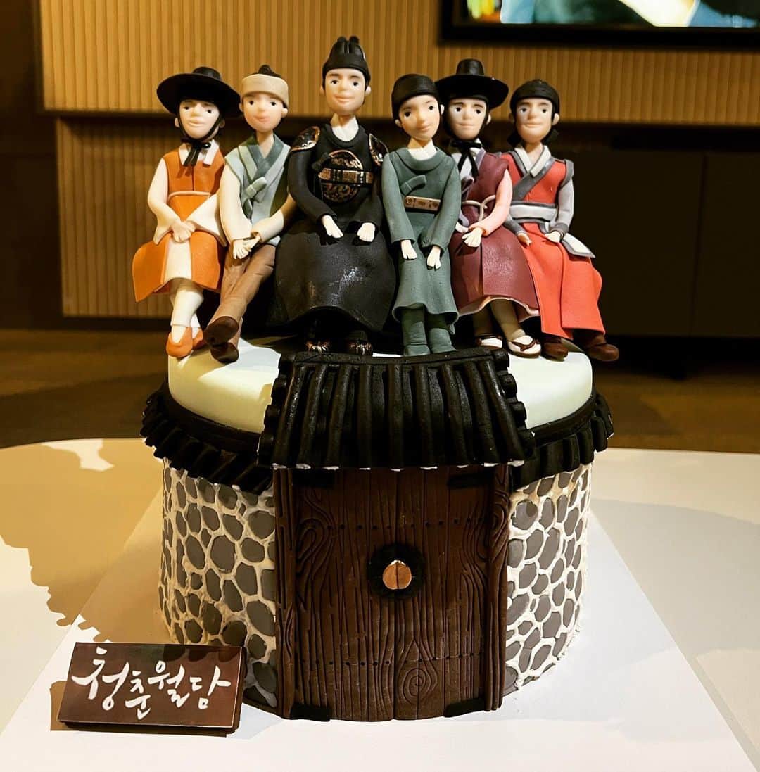 ヒョンシク のインスタグラム：「드디어 오늘 밤 8시50분 tvn 청춘월담 ! 본방사수!! 앞으로 매주 월,화 8시50분에 만나요!!!」