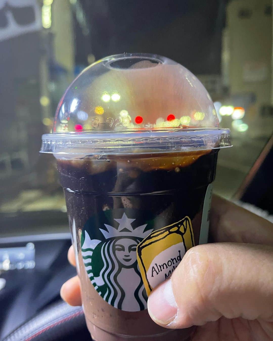 石川修司のインスタグラム：「新作のオペラ フラペチーノを飲む。 甘すぎず、うまし！ #starbucks  #フラペチーノ」