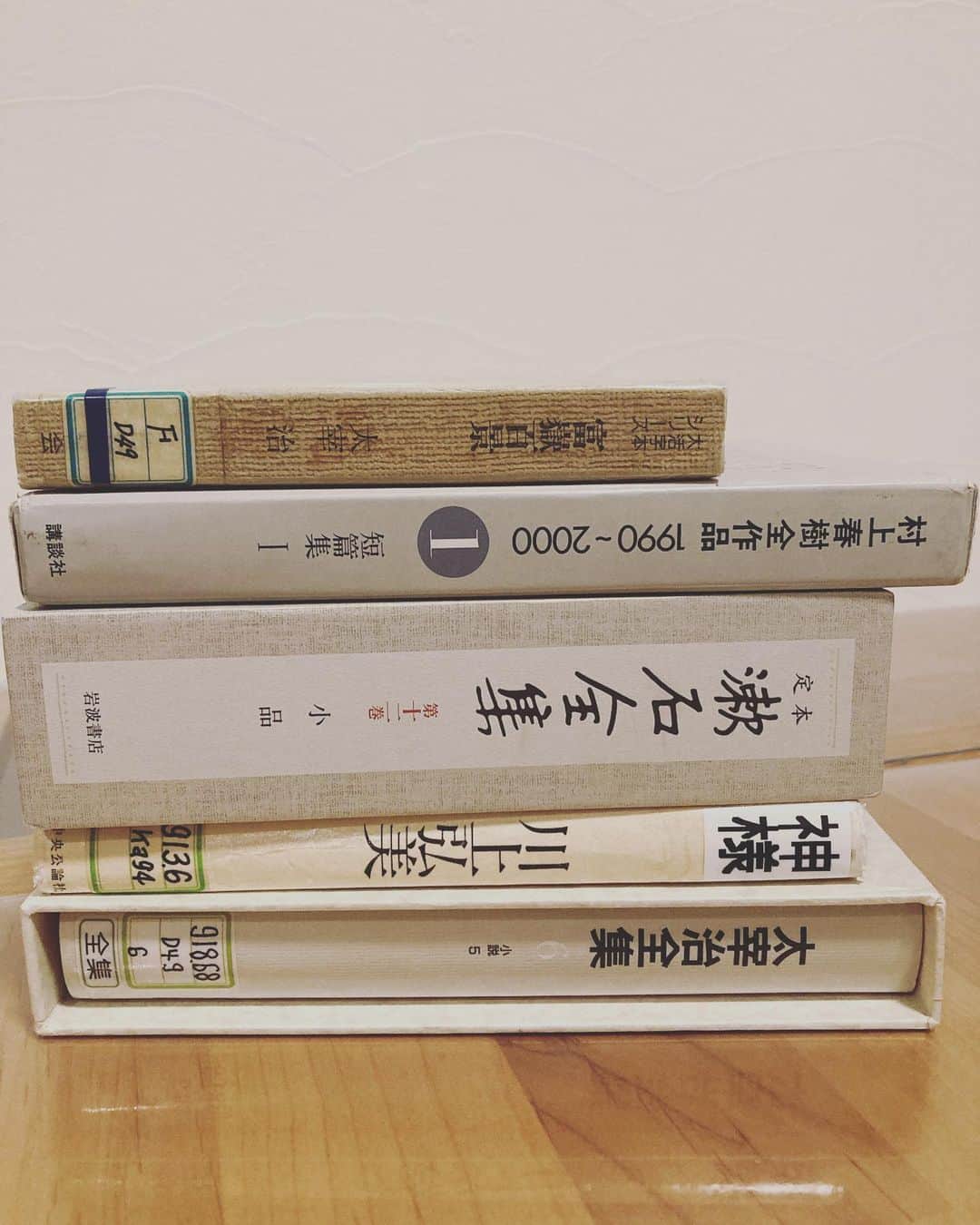 青柳愛のインスタグラム：「朗読指導の準備で読書に耽る。 課題図書を読みながら豊かな気持ちに📘  『青が消える』 村上春樹  自分の青は何だろうか どっぷり沼り週間  #朗読」