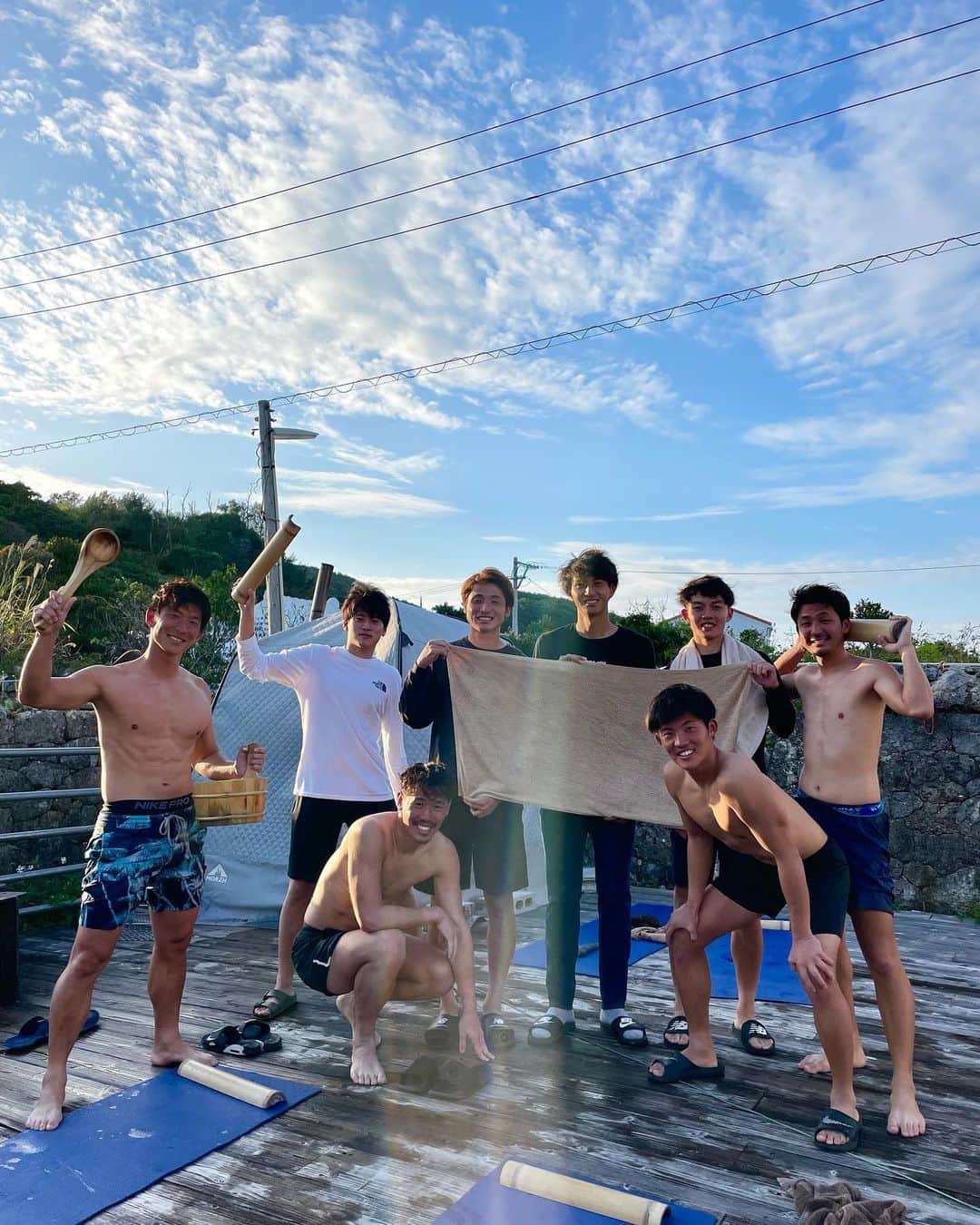 安藝正俊さんのインスタグラム写真 - (安藝正俊Instagram)「~心整う癒しの空間~  【 TOTONOHOUSE 】  ジョンの送別会も含めて チームメイトとうるま市浜比嘉島にある 『TOTONOHOUSE』に行ってきました☺️  本来は宿泊施設にテントサウナがある癒しの空間で、今回は特別に  日帰りテントサウナ&バーベキュー をみんなで堪能😆🙌  サウナでガッツリ汗かいて 水風呂でクールダウンして 晴天の中ウッドデッキで整う  いや〜、最高すぎよこれ😳👏  からのみんなでバーベキューとか ヤバすぎるでしょ😂👏  整うに決まってるよね👍  なかなかメンバーとこういう会も開けてないので、今年は いろいろな企画をしていけたらなと思います☺️🙌  最高の時間をありがとう‼️ @totonohouse   またお世話になります😆🙌  #沖縄#沖縄移住#沖縄好き#沖縄好きな人と繋がりたい#サウナ#サウナー#サ活#癒しの時間#リトリート#okinawa#okinawalife#TOTONOHOUSE」2月6日 20時18分 - akimasa_okinawa