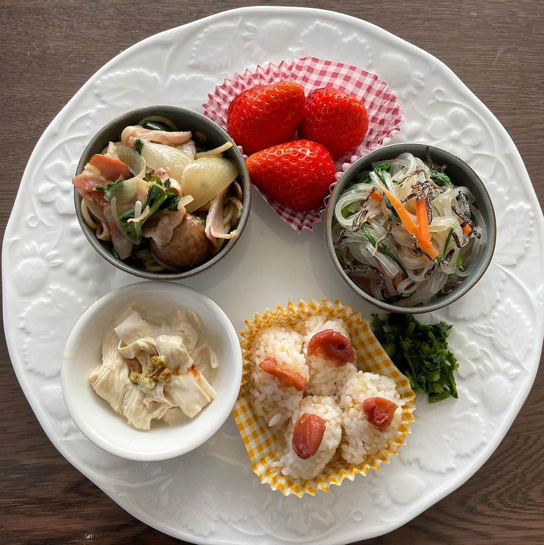 のインスタグラム：「*  いつものお料理が 少し華やぐプレート盛り。  #ひとくち玄米おむすび  #マロニーサラダ  #湯葉 #カルボナーラみたいな  #菜の花の漬物  #いちご  #週末朝食」