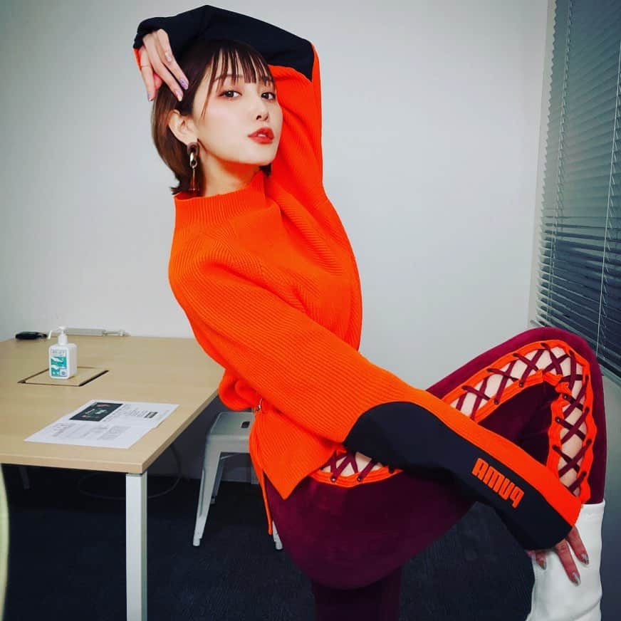 小島みゆのインスタグラム：「【今夜の #ミッドナイト競輪 🌃】  20:30から出演！ ABEMAで『四日市 F2 2日目』を生予想🫶🏼 今日はオレンジ🍊🧡 ファッションプーマ   ⇒ https://abema.tv/channels/keirin-auto/slots/8ZHHRmGKyXcJQF  #競輪 #ウィンチケット」