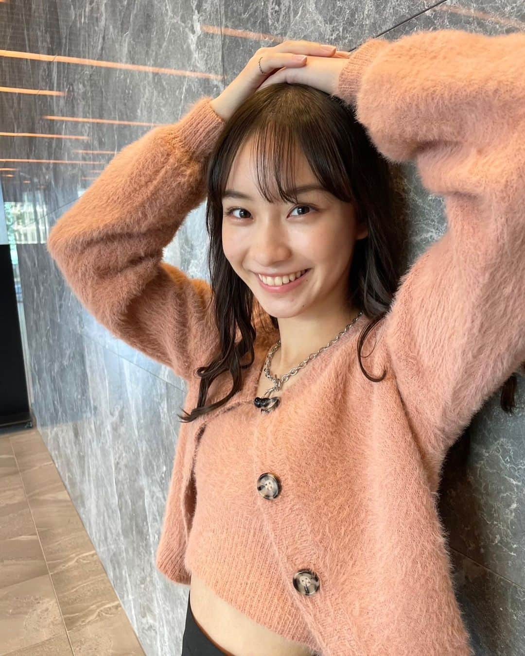 太田雫のインスタグラム：「・ 最近食欲が爆発してて常にお腹すいたーって言ってます、、 ・ ・ 冬はおいしいものいっぱいあるからつい食べちゃうけど、食べ過ぎないように気をつけます🤝🏻 ・ ・ ・ #ニコラ#太田雫 #コーデ#ootd#他撮り#冬」