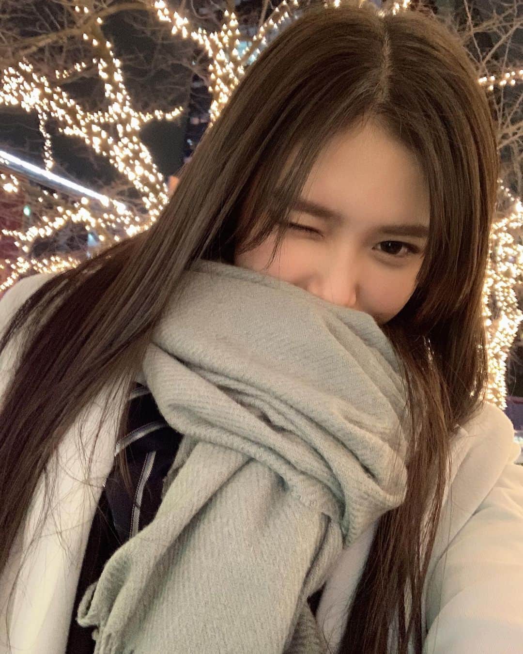 増田小春のインスタグラム：「まだまだ冬だね❄️🥶  キラキラしてるものを見るのが大好きなの！！ 冬はキラキラがいっぱい✨✨  #こはる #冬 #マフラー #イルミネーション #赤坂 #制服 #winter」
