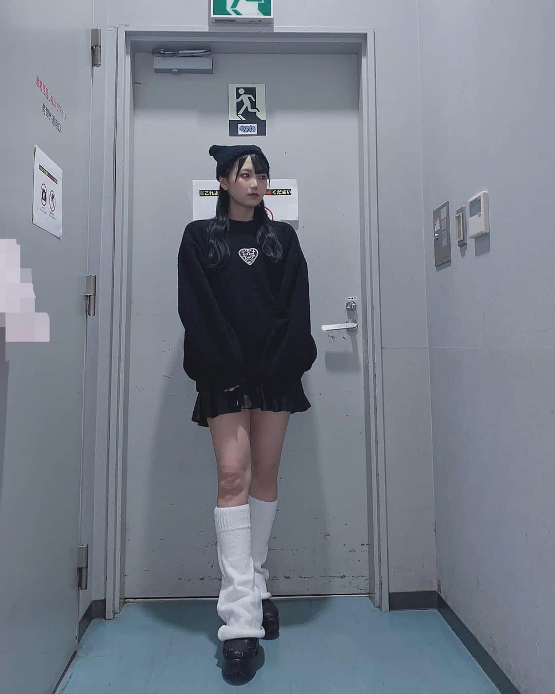 前田令子さんのインスタグラム写真 - (前田令子Instagram)「正体は黒猫でした^._.^💦  #code#kry#kryclothing#wego#yousuke#shein#ニット帽#猫耳ニット帽#ルーズソックス」2月6日 20時37分 - rrr_9_m