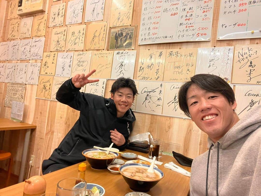 松原聖弥のインスタグラム：「1クール目終了！  #シゲさんとラーメン #重信慎之介 #しげガレージ #シゲワークス #お疲れ様でした #ご馳走様でした #追豚キムチ #追コーラ #お腹いっぱい #次のクールも頑張りましょね #それでは皆さん #ごきげんよう😗👊 #松原です」