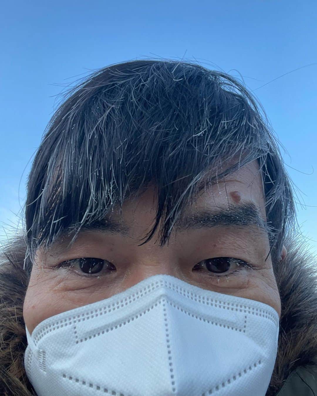 砂山圭大郎のインスタグラム：「1年前の今日2月6日。 100m歩いたら、前髪が凍っていました。  北京冬季五輪のジャンプ、ノルディック複合、スノボとスキーのハーフパイプなどが行われた張家口にて。北京から北西に190キロ。」