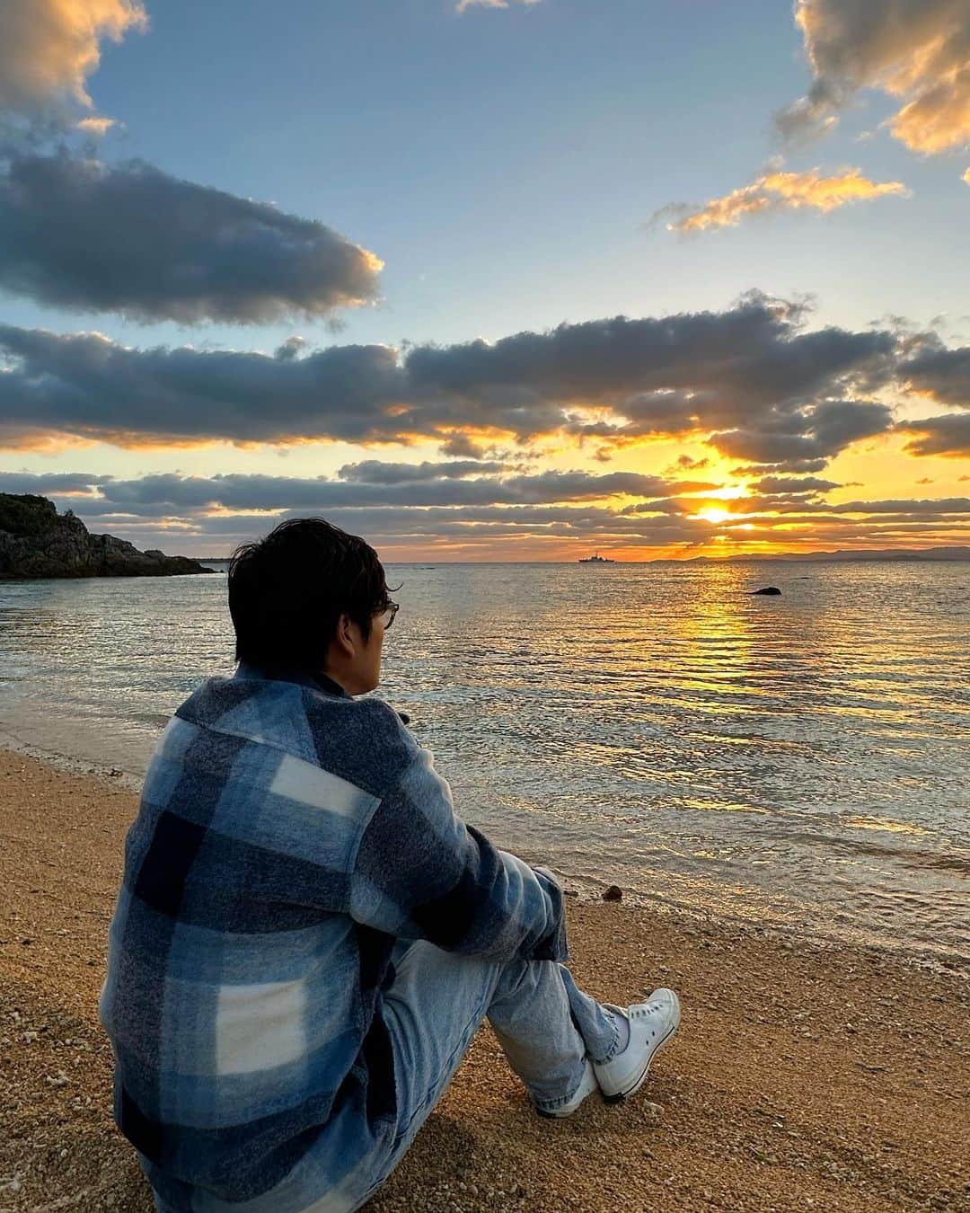 寺島速人のインスタグラム：「夕日を見ながらゆっくり。 贅沢な時間。 #石垣島 #ishigaki」