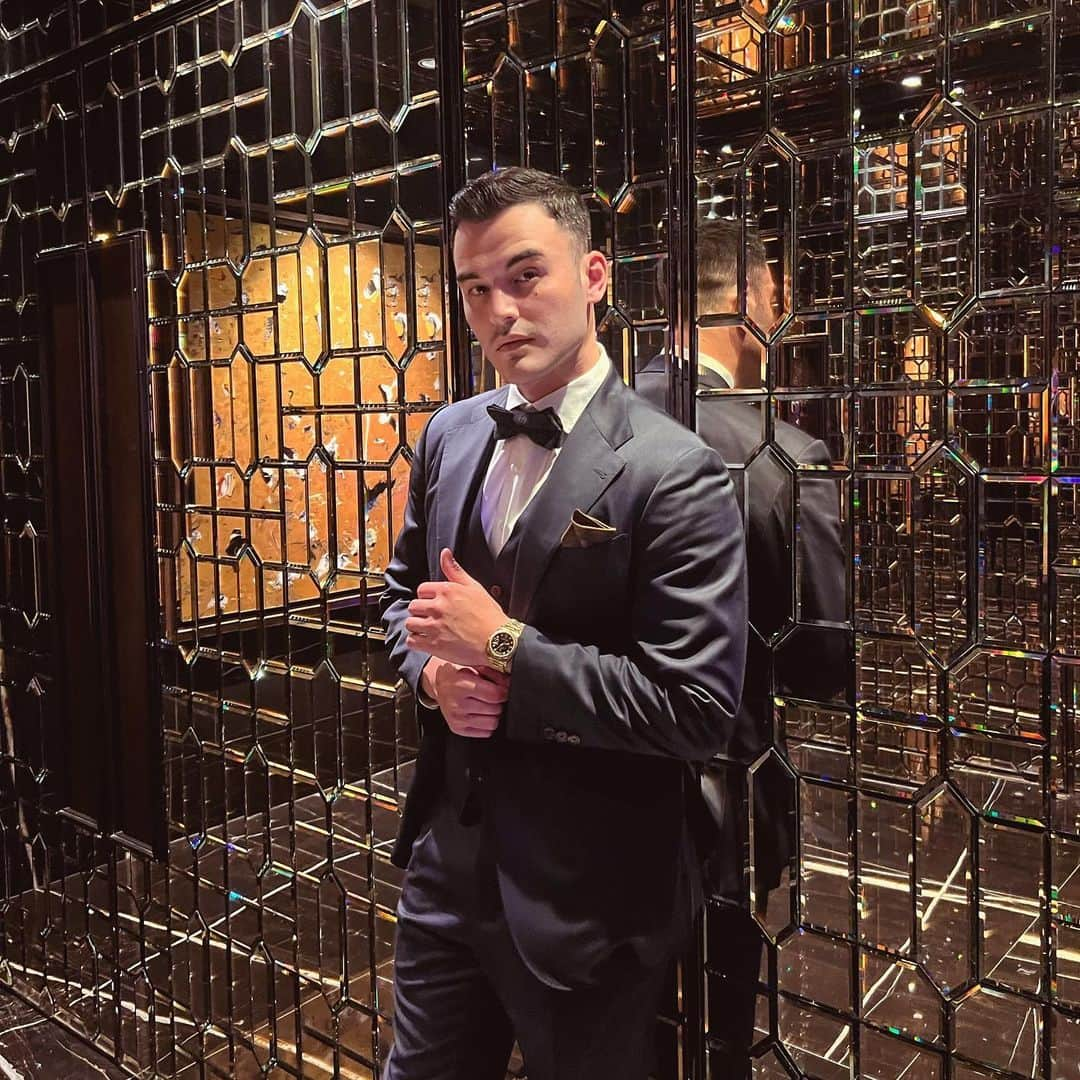 Kam Wai Suenのインスタグラム：「Suited up with the gang for the ceremony by @1kommunity @futuresaladhk   #gatsby #gatsbyparty #gatsbystyle #hkkol #hkinfluencer #rewards #ritzcarlton #ritz #tuxedo #suitup #suitstyle #gentleman #hkstyle #ritzcarltonhongkong」