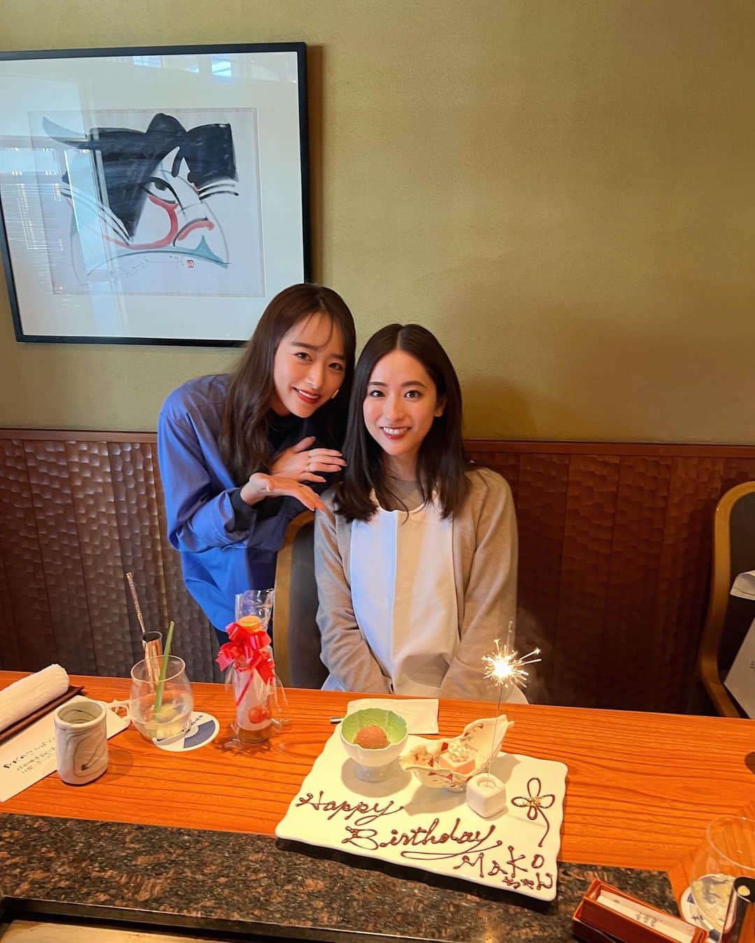 近藤千尋のインスタグラム：「可愛い可愛い妹よ🫶🏻💓 ハッピーバースデー🎂🎁💕  なに食べたい⁉️ お肉！ということで鉄板焼きランチ🥩  毎朝日本の朝に癒しをありがとう🫶🏻🥰 そして、いつも仲良くしてくれてありがとう💓  最近のスタバ、 ウーロンティーにハマってるの🙏😍 みんなのおすすめも教えて❤️  #ちーまこ」