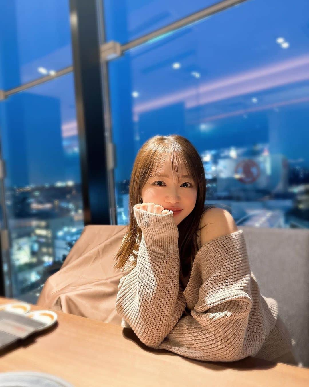 瀬賀しお（せがしぃ）のインスタグラム：「まるっちのお誕生日をお祝いしたよ🥂💓 久しぶりにvlogも撮ったので...📹 YouTube楽しみに待っていていただけたら嬉しいです🫣  お待たせしすぎてしまっていて 本当に申し訳ありません🙇🏼‍♀️  26歳になったまるっち👏🏼 わたしなんかより全然しっかりしていて、 いつも家族を大切にしてくれて、、 本当に感謝の気持ちでいっぱいです✨ 出会えてよかった♡ これからも家族みんなが笑顔でいられるように わたしも支えていきます🌼  #happybirthday」