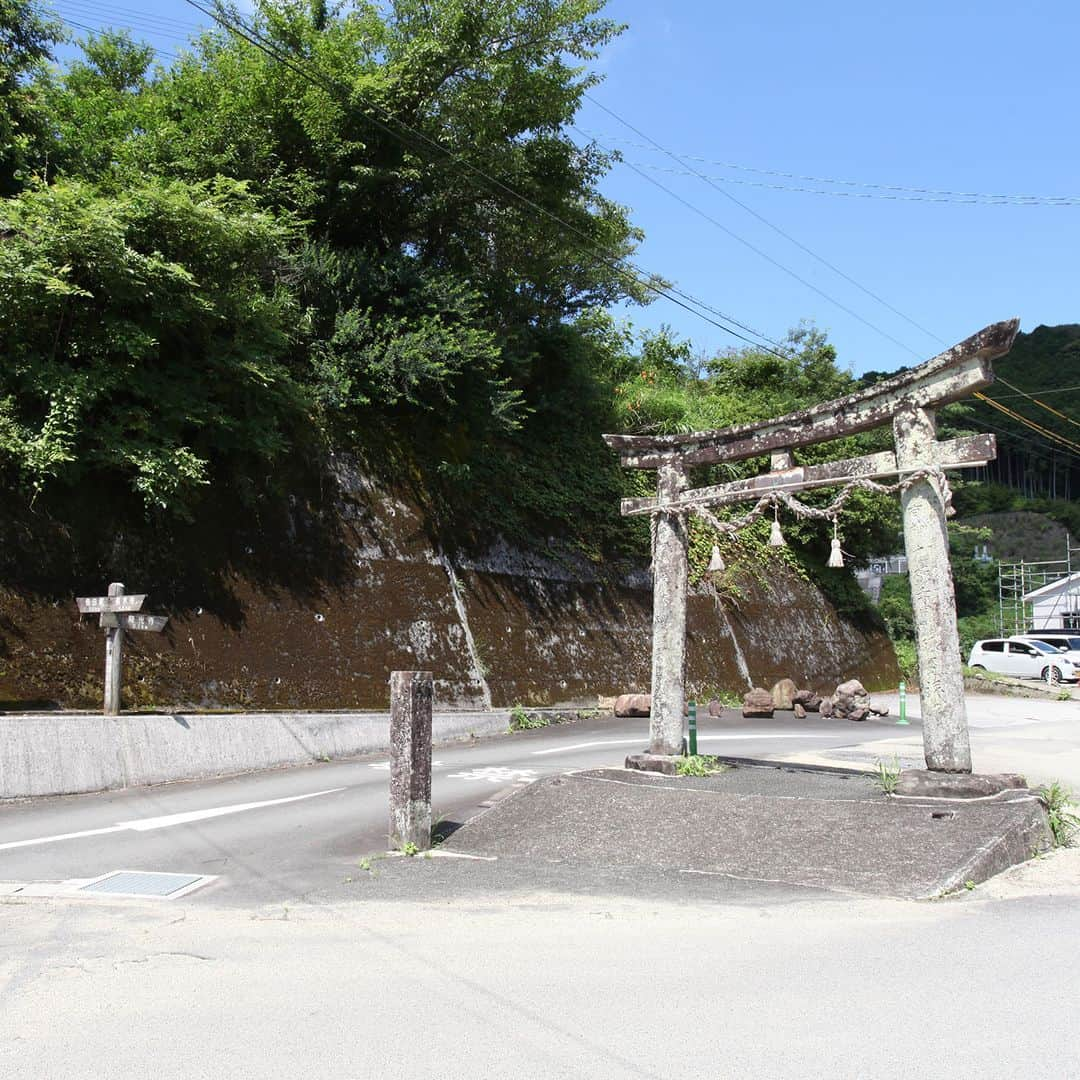 四国八十八ヶ所クルマ巡礼 ドライブお遍路のインスタグラム：「山門の代わりに立つ鳥居、 長い石段を上ってまず目に入る赤い鳥居、 そして仁王像に代わって迎えてくれる狛犬…  第41番 龍光寺は、かつて神社と一体になった 神仏習合の社寺でした。 この四国霊場では一風変わった境内に 往時の面影を色濃く感じられます。  赤い鳥居があるのは旧本堂。 現在は稲荷神社になっていて 地元の人から親しまれています。  ……… 「新版 四国八十八ヶ所クルマ巡礼　ドライブお遍路」 四国お遍路をクルマで巡るためのガイドブック、好評発売中です。 本の詳細・ご購入は @drive_ohenro_shikoku88 プロフのサイトへ。  ★このアカウントでは、四国八十八カ所のお遍路の 基礎知識やプチ情報も公開しています。 お遍路が気になる方はぜひご覧ください！  #お遍路 #遍路 #四国 #四国八十八ケ所 #弘法大師 #ドライブお遍路 #巡礼 #車巡礼 #ガイドブック #自動車 #バイク #ドライブ #ツーリング #旅 #旅行 #国内旅行 #japan #日本 #寺 #仏閣 #御朱印 #御朱印巡り #車お遍路 #鳥居 #四国遍路 #バイク旅 #ひとり旅 #神社 #神仏習合 #狛犬」