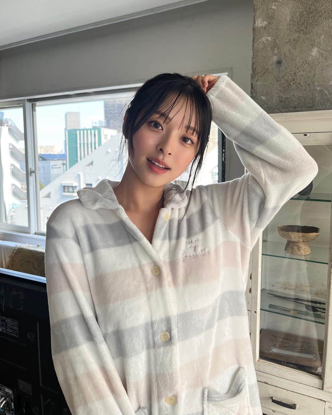 かおりのインスタグラム：「・ ・  2月9日(木)発売の 「ヤングジャンプ」に登場します✌️  みなさんお楽しみに〜！ オフショットも…📸」