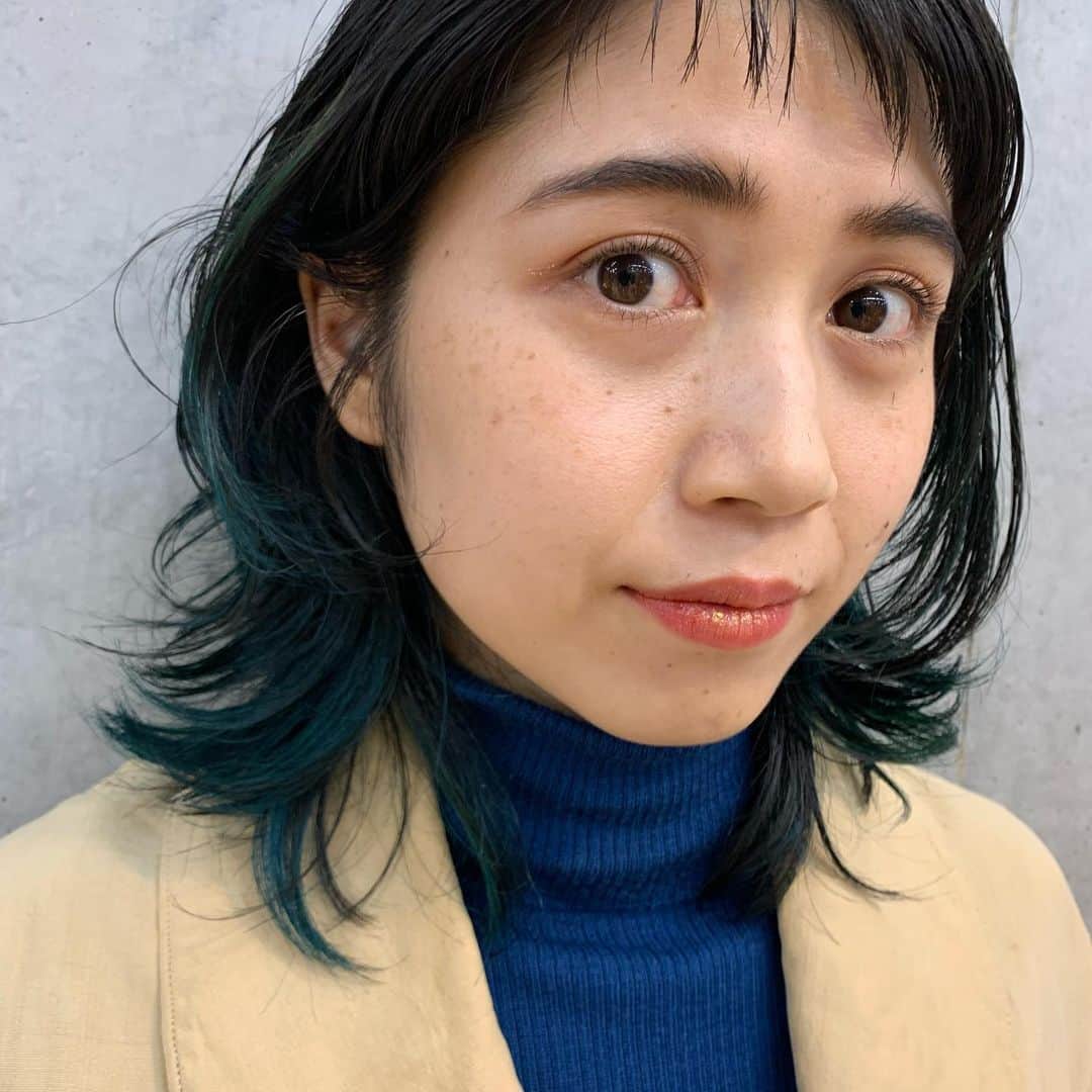 小松美緒のインスタグラム：「@komatsumio   毛先にインパクトのあるcolorを。　 　 前髪はちょろんと可愛げに。　  （ご新規様）　 ケアブリーチWカラー　 ＋8stepトリートメント　￥15600」
