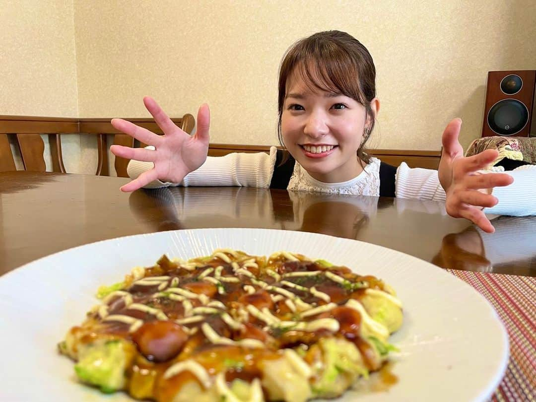 濱村春香のインスタグラム：「. 明日ZIP!特集担当です🎤 ⁡ 家に"あるもので”作る「アルモンデ料理」を調査！ お好み焼き粉がなくても、 入れるとふわふわの食感になる食材とは？ ⁡ ⏰あさ7時15分ごろ  えー！この材料であれ作れちゃうの！？ ってびっくり連発のロケでした😳 ⁡必見です👀 ⁡ #ZIP #ZIP特集 #ZIP!🎀」