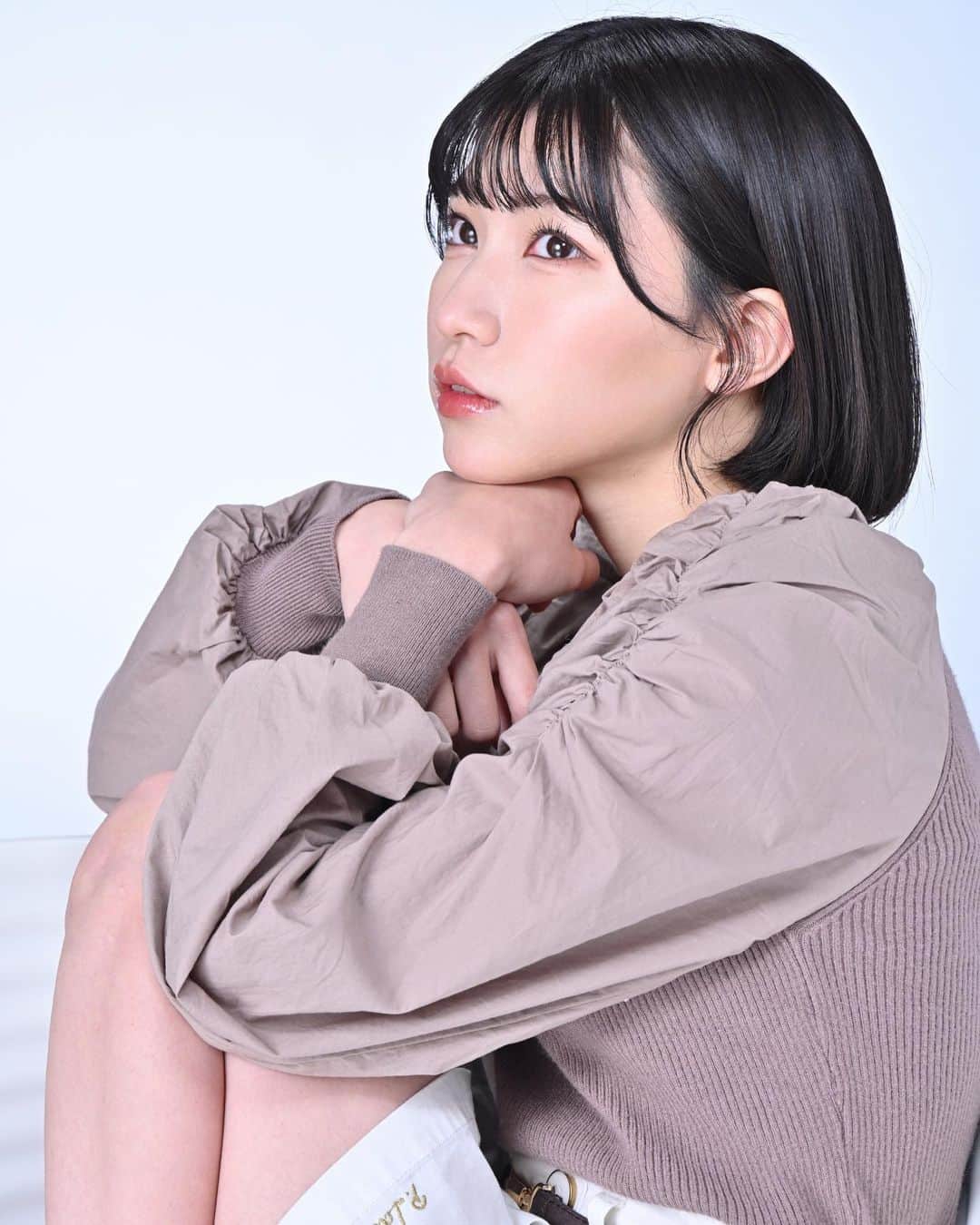 横道侑里のインスタグラム：「椅子写真いっぱいあった！」