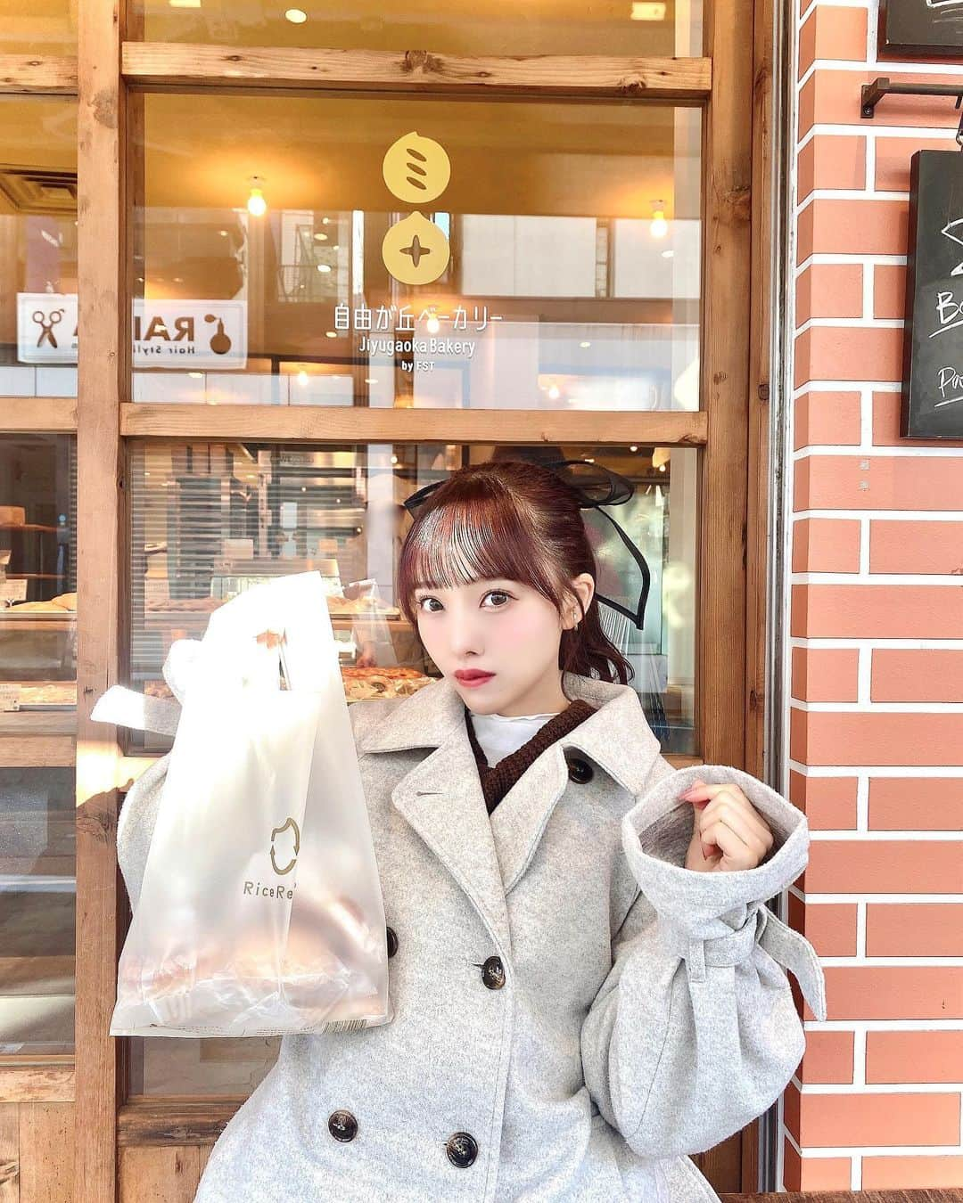 落合希来里さんのインスタグラム写真 - (落合希来里Instagram)「#きらべーかりん 活動報告🍞  店内のパンが全てグルテンフリー !! ⚐︎ #自由が丘ベーカリー  ○ 塩パン 米粉のもちもちをシンプルに味わえる◎優しいお味だから何個でも食べれそう…  ○ ガーリックフランスパン 小ぶりだけど水分量があるからか しっかりあるように感じた…! ガリガリのフランスパンしか経験してない私に新しいフランスパンがやってきた!🧄🥖  まさに! ｢私で 君は変わる 」ワタシアクセント/≠ME  な出会いをしちゃったな( ¯ ¯ )ᐝ  種類も豊富でとっても素敵でした〜〜🙏🏻✨  (お家でリベイクして食べた感想だよ◎) #パン #パン屋 #パンスタグラム #自由が丘 #idol」2月6日 21時25分 - _ochiaikirari_