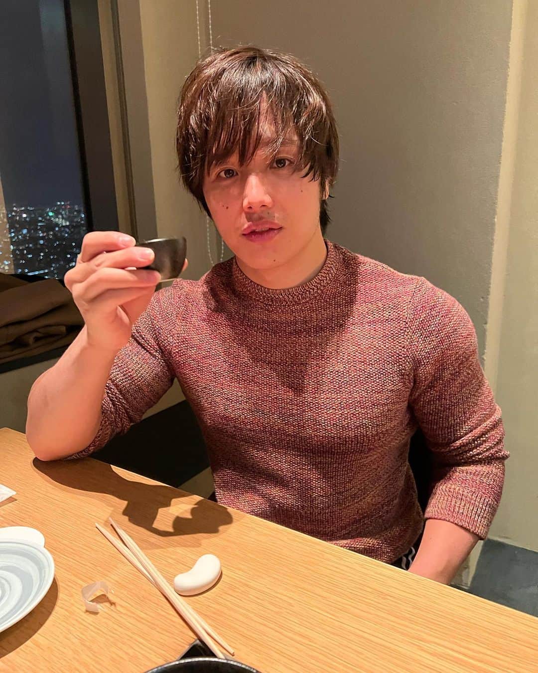 のインスタグラム：「相変わらずのおでんと日本酒  店員さんがぷろたんが日本酒好きだと知ってて色んなの出してくる  #俺を酔わして持ち帰る気かな？ #筋トレした後の日本酒は最高だ #これが幸せというやつか」