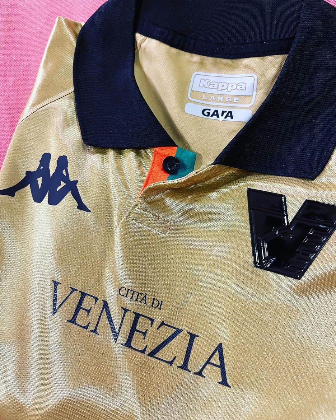 長谷川踏太のインスタグラム：「VENEZIA FC away& third uniform. エナメルのvマークがカッコイイ。  #veneziafc  #veneziafc🔶⚫️💚」