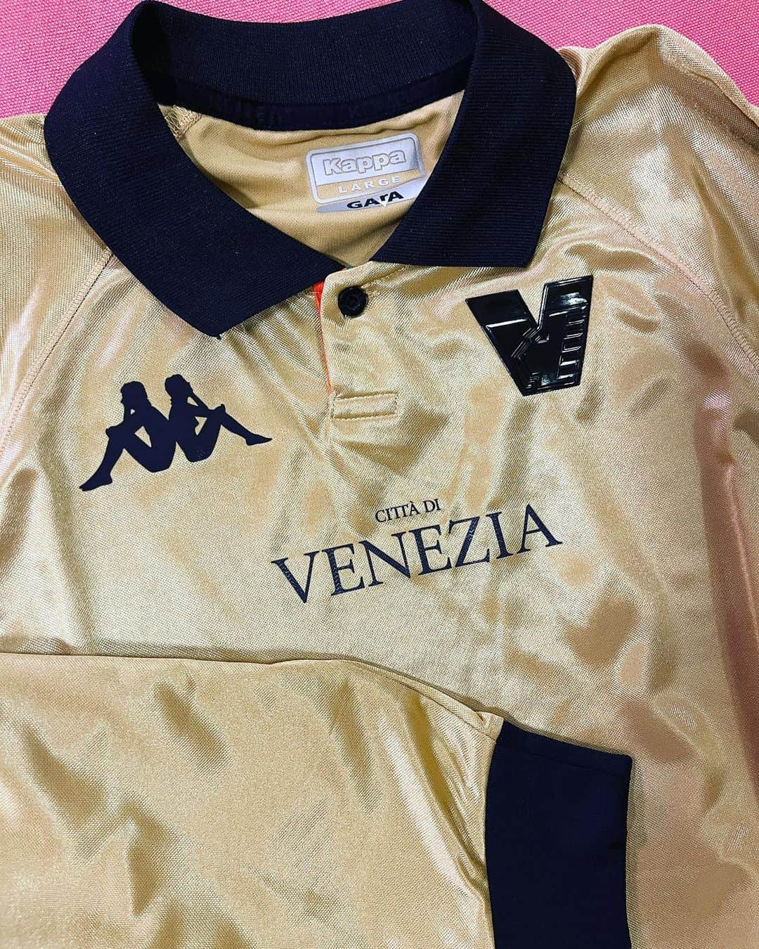 長谷川踏太さんのインスタグラム写真 - (長谷川踏太Instagram)「VENEZIA FC away& third uniform. エナメルのvマークがカッコイイ。  #veneziafc  #veneziafc🔶⚫️💚」2月6日 21時40分 - t_o_t_a