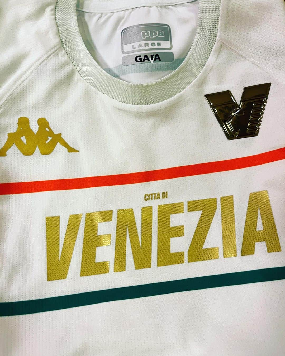 長谷川踏太さんのインスタグラム写真 - (長谷川踏太Instagram)「VENEZIA FC away& third uniform. エナメルのvマークがカッコイイ。  #veneziafc  #veneziafc🔶⚫️💚」2月6日 21時40分 - t_o_t_a