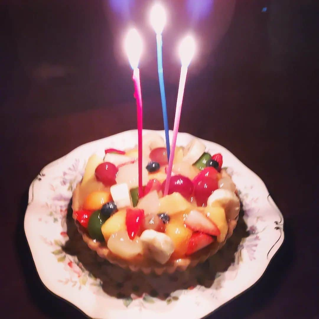 近藤笑菜のインスタグラム：「. 先日、結婚記念日とかなり早めのお誕生日祝いを兼ねて🎂おいしいおいしいキルフェボンのケーキを🎂🍓🍊🍇🍑🍐 輝いているよ🥺贅沢… 無料でもらえたローソクが3本で、3周年と30歳のお祝いにちょうど良き🕯 好きな人たちと食べる美味しいものってほんと最高のご褒美や〜〜〜幸 . #3 #anniversary #n #birthday」