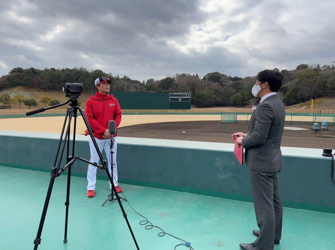 天谷宗一郎のインスタグラム：「新井良太コーチにインタビューさせてもらいました🏟️ 寄り添い一緒になって汗を流してくれるコーチは選手にとって最高💪 同級生としてもたくさんの刺激をもらった時間になりました！ #carp  #新コーチ #新井良太 コーチ #中日ドラゴンズ  #阪神タイガース  #同級生 #rcc  #カーチカチテレビ #天谷宗一郎」