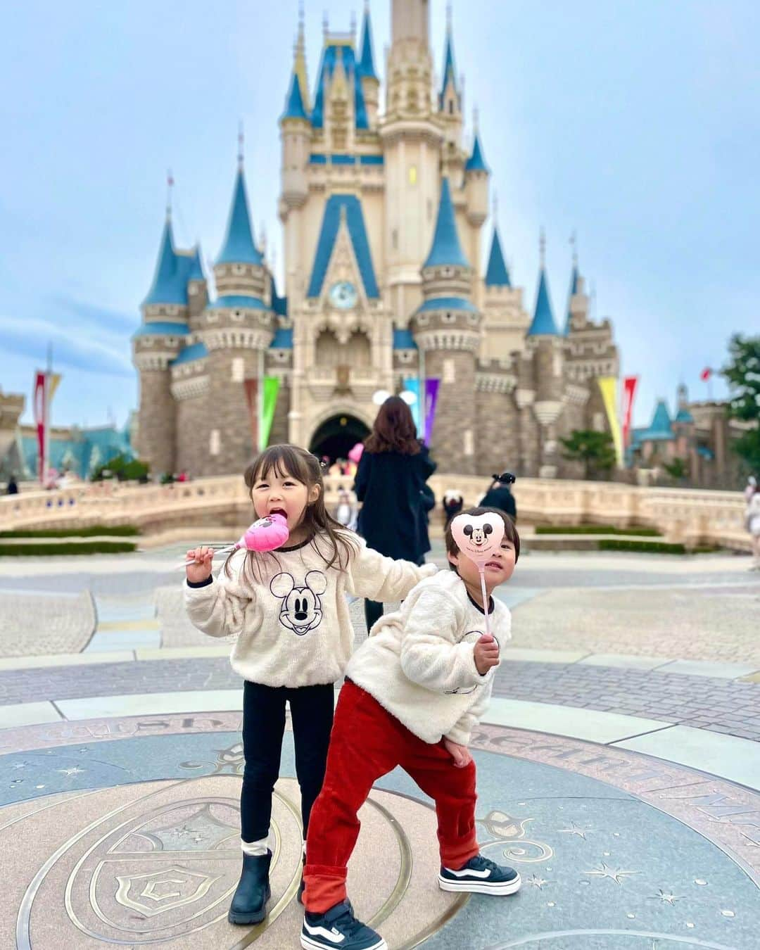 保木ちひろのインスタグラム：「🐭🏰🖤 兄妹みたい👦🏻👧🏻 実は母達も密かにお揃いしてました👥 #ディズニーランド #ディズニーシー」