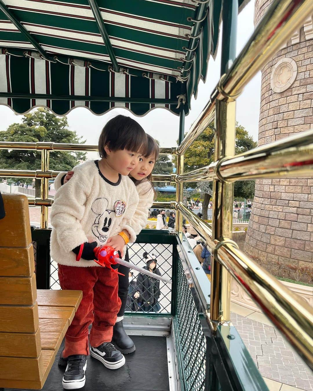 保木ちひろさんのインスタグラム写真 - (保木ちひろInstagram)「🐭🏰🖤 兄妹みたい👦🏻👧🏻 実は母達も密かにお揃いしてました👥 #ディズニーランド #ディズニーシー」2月6日 21時43分 - hokichihiro