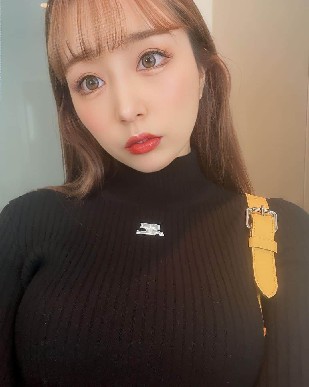 石田みかのインスタグラム：「自撮りってあんましないから もはやどの角度盛れたっけえ ってなって歳感じる😮‍💨 . . .  #japanesegirl #japanese #tokyo #日本女孩 #我的最愛」