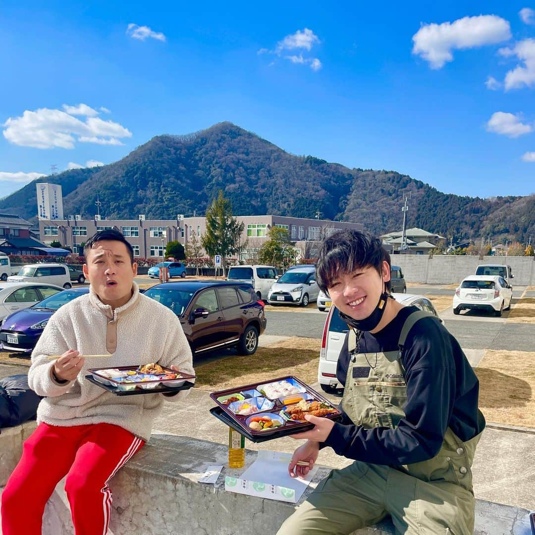 井尻貫太郎のインスタグラム：「天気ええ日に外で食べる。これでええねん。ええんです。 #ガオーちゃん #アウトドア #アウトドアしに行ったわけじゃない #市川町ライブ #市川町 #ライブ前のお弁当とライブ後の野麺 #オーバーオール #たけだバーベキュー とColumbiaのコラボ商品 #似合うまで着る」