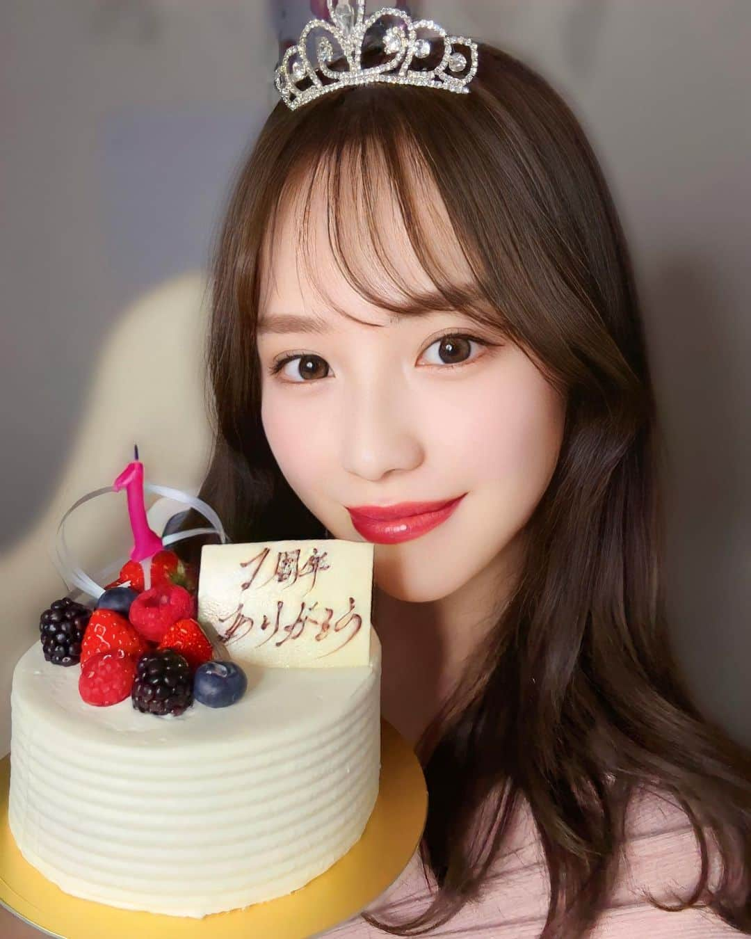 矢田伶華のインスタグラム：「𝐴𝑛𝑛𝑖𝑣𝑒𝑟𝑠𝑎𝑟𝑦🎂🍾🥂 ⁡ 先日𝑝𝑜𝑐𝑜𝑐ℎ𝑎を初めて 1周年でした🎉あっという間🫥🫥 ⁡ 毎日楽しく配信させてくれて ありがとうございます❤︎ ⁡ ⁡ #1周年#一年記念日#pococha #ライブ配信#pocochaライバー」