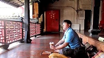 スギちゃんさんのインスタグラム写真 - (スギちゃんInstagram)「迷宮グルメ　異郷の駅前食堂　タイ＆韓国　２つの異郷を放浪の旅 2023年2月7日(火) タイ・バンコク駅 ◎タイ鉄道の起点であるバンコク駅に降りたスギちゃん。住宅街で見つけたのはいかにも歴史のありそうな中国風の古民家。中に入ると中庭に、この建物にはまったく似つかわしくない大きなプールが。一体何なのか？そこには聞いてビックリの利用法が！ ◎昔ながらの商店街でタイの学生たちに出会ったスギちゃん。聞くと、バンコクの消えゆく景色を記録するためにドキュメンタリーを撮影中だという。仲良くなったスギちゃん、一肌脱いで出演することに。しかし慣れないドキュメンタリーで、カメラを意識してしまい変な感じに…  韓国・モクポ駅 ◎韓国のモクポ駅に半袖半ズボンにサンダル…という姿で降り立ったスギちゃん。しかし地元の人々はすでにダウンジャケットを着て歩くほどの寒さで、すぐにガクブル状態。これは上から下まで買い揃えるしかないと、地元の洋服屋さんのコーディネートでどんな姿に変身したのか？ ◎気になるお店を見つけて、地元のおばあさんにお話を伺おうとしたところ、最初はまったく言葉が通じなかったのに、なぜか徐々に日本語が通じるように…いったいなぜこんなに話が通じるのか？そこにはある秘密が！」2月6日 21時56分 - wild__sugichan