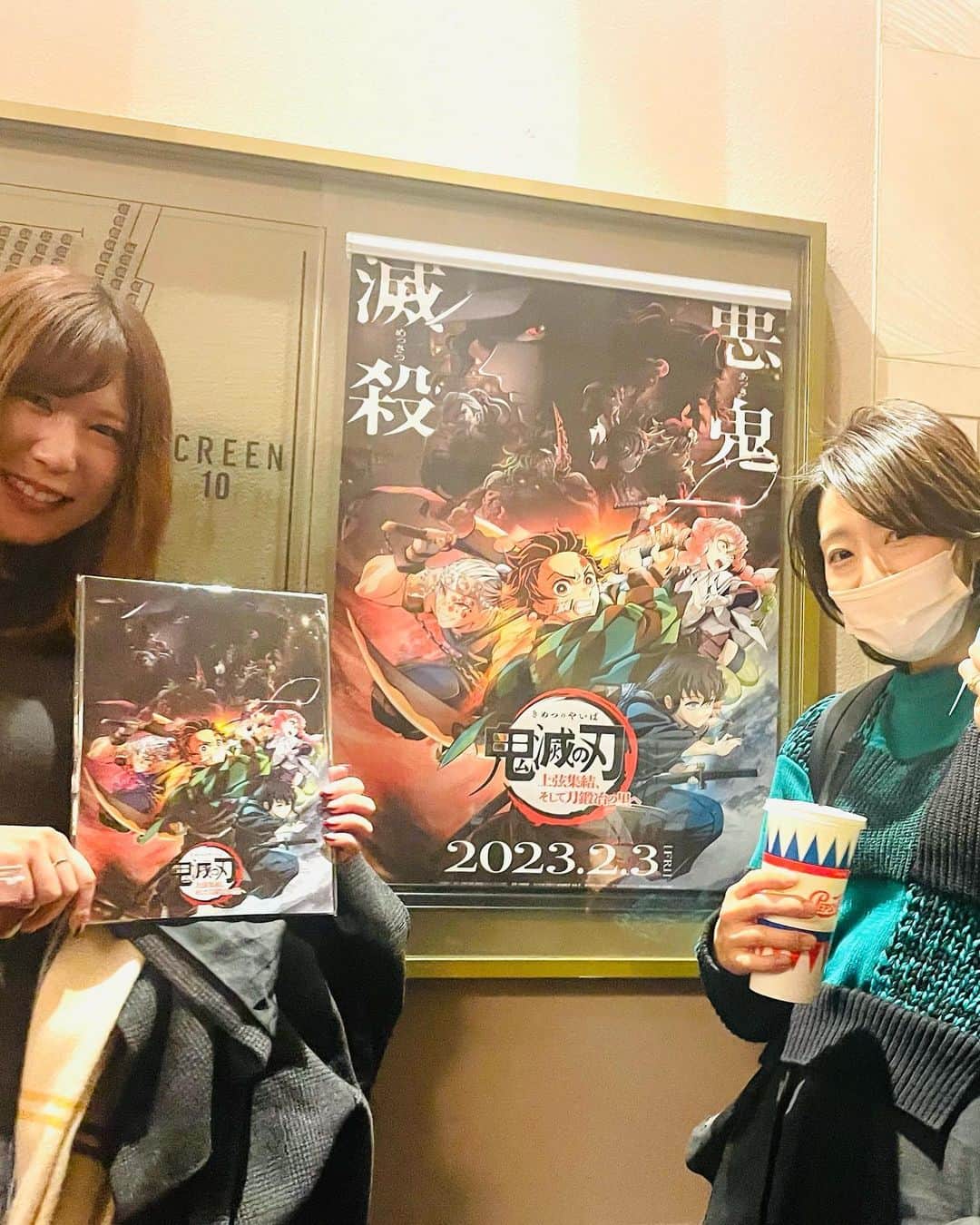 眞鍋かをりのインスタグラム：「ワールドツアー上映「鬼滅の刃」上弦集結、そして刀鍛冶の里へ  最高すぎてしばらく放心状態でした… 観終わった後、推し活をともにしてきた紅ちゃんとたくさん語りたかったのですが 「どこから話したらいいのか…ため息しか…出てこないね…」 ってなりました  遊郭編を大スクリーンで観られただけでも映画館にきた価値あるわって感じなのに、さらに刀鍛冶第一話…なんですかあのクオリティは…  とにかくこれからも鬼滅を推し続けていける幸せ  制作の皆様、キャストのみなさま、関係者の皆様、本当にありがとうございます  2023年最高に楽しみです！  #ワールドツアー上映鬼滅の刃上弦集結そして刀鍛冶の里へ #鬼滅の刃 #帰宅したらうちの子が無惨様がやってた実験をはじめました」